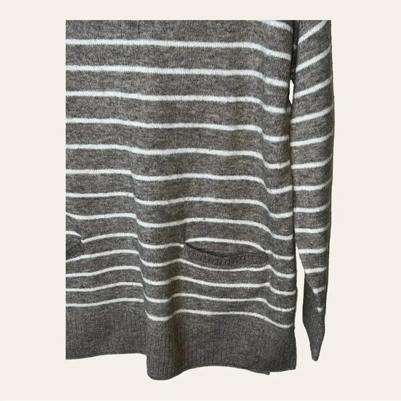 0120W. ABERCROMBIE AND FITCH LONG SLEEVE‎ SWEATER WITH POCKETS SIZE SMALL - Picture 5 of 13